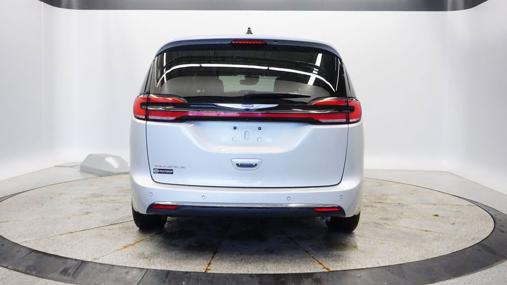 Certified 2024 Chrysler Pacifica Touring-L image 4
