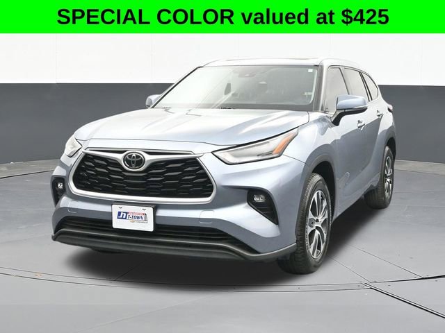 Used 2021 Toyota Highlander XLE FWD image 2