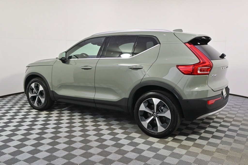 Used 2025 Volvo XC40 B5 Plus image 3