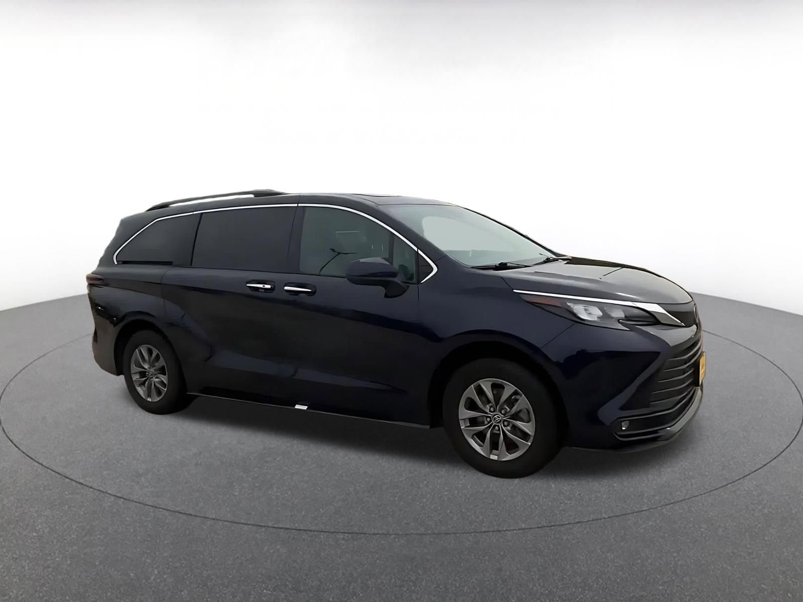 Used 2025 Toyota Sienna XLE FWD image 2