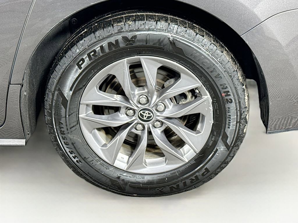 Certified 2024 Toyota Sienna XLE image 9