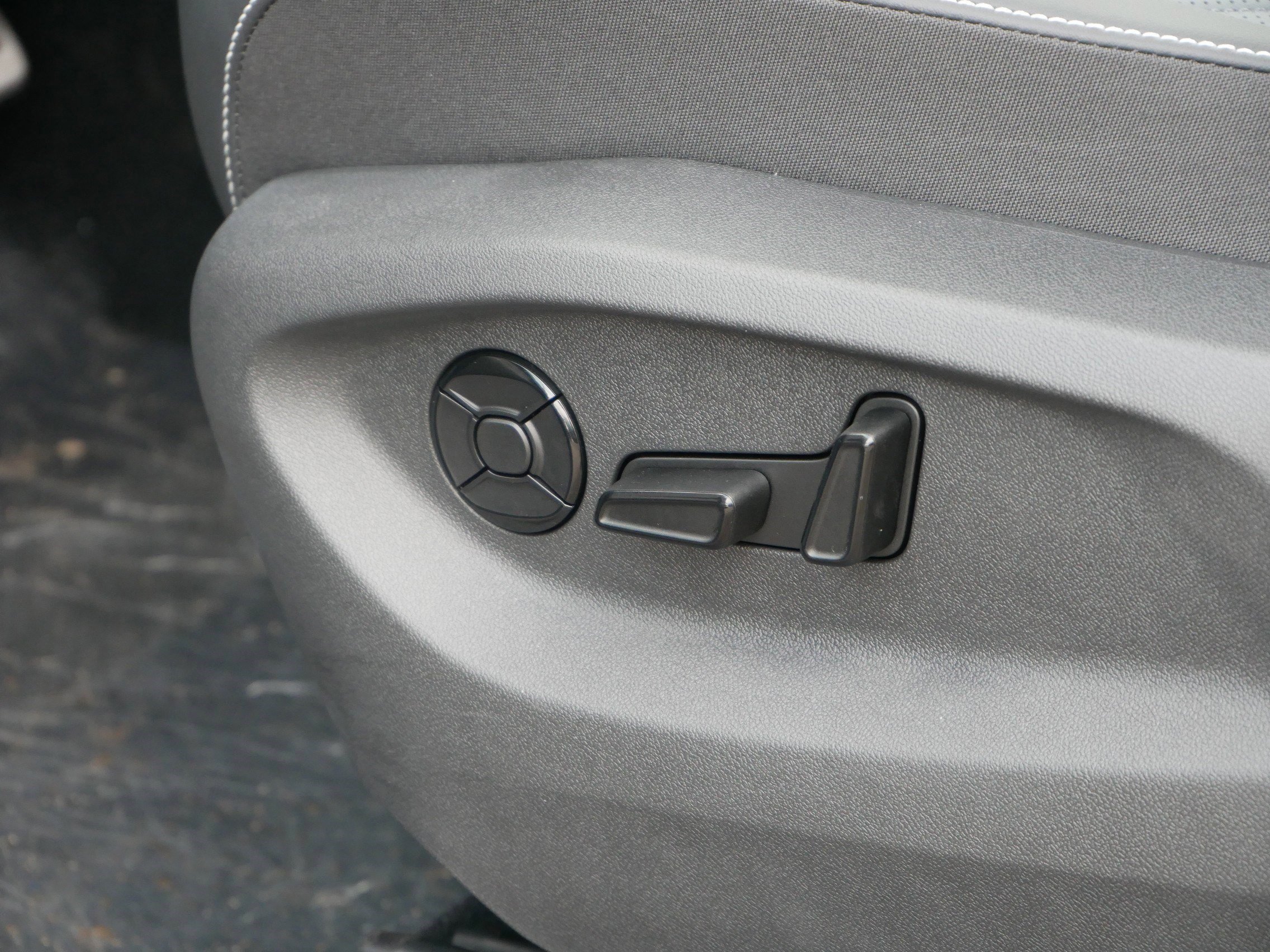 New 2025 Volkswagen Tiguan SE R-Line image 5