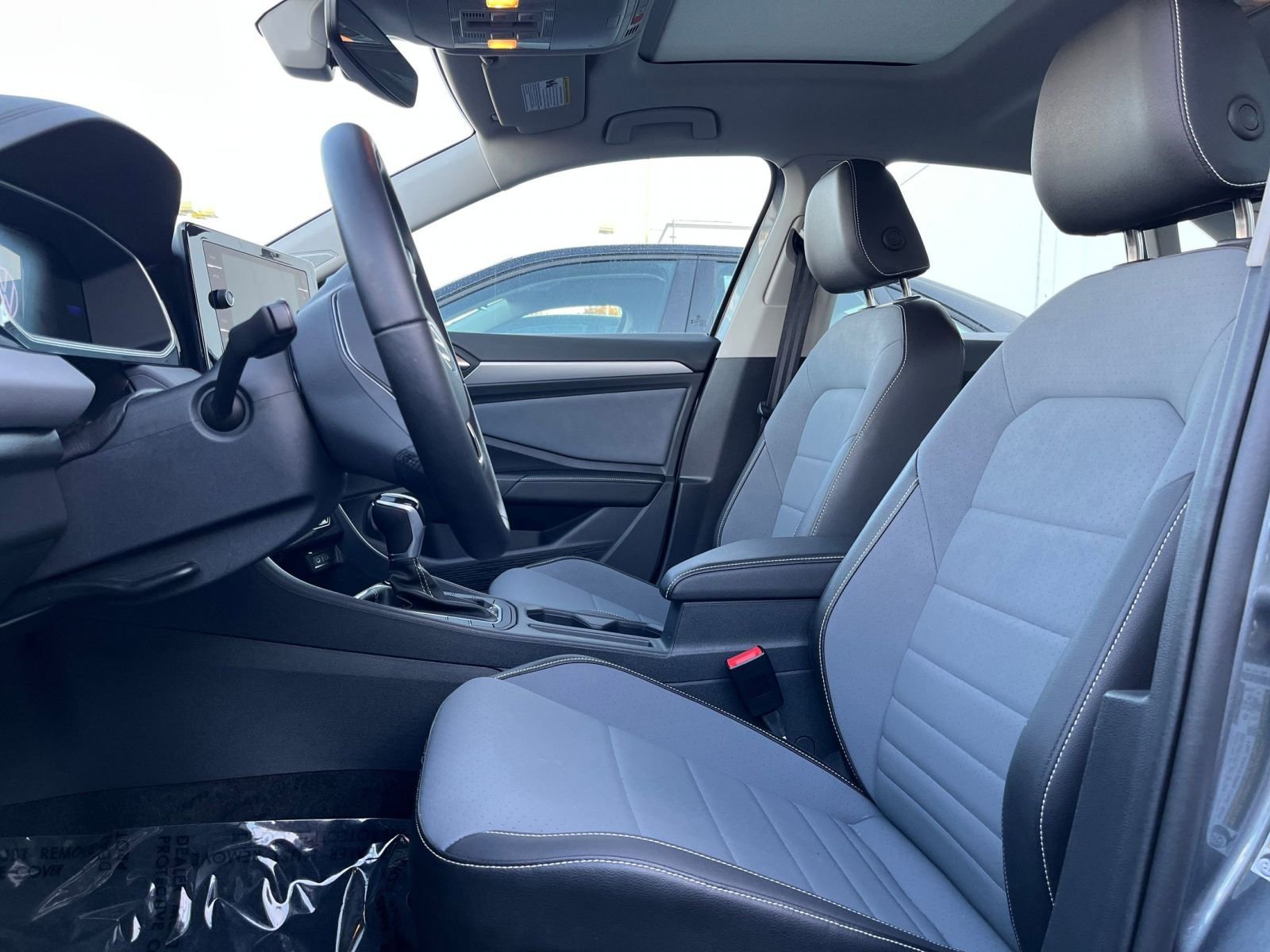 Used 2025 Volkswagen Jetta SE image 27