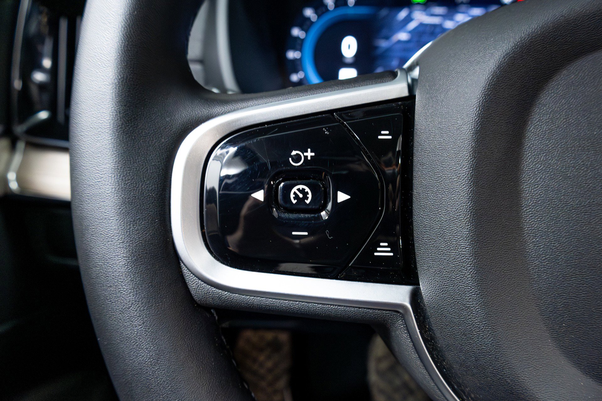 Used 2025 Volvo XC90 B6 Plus image 64