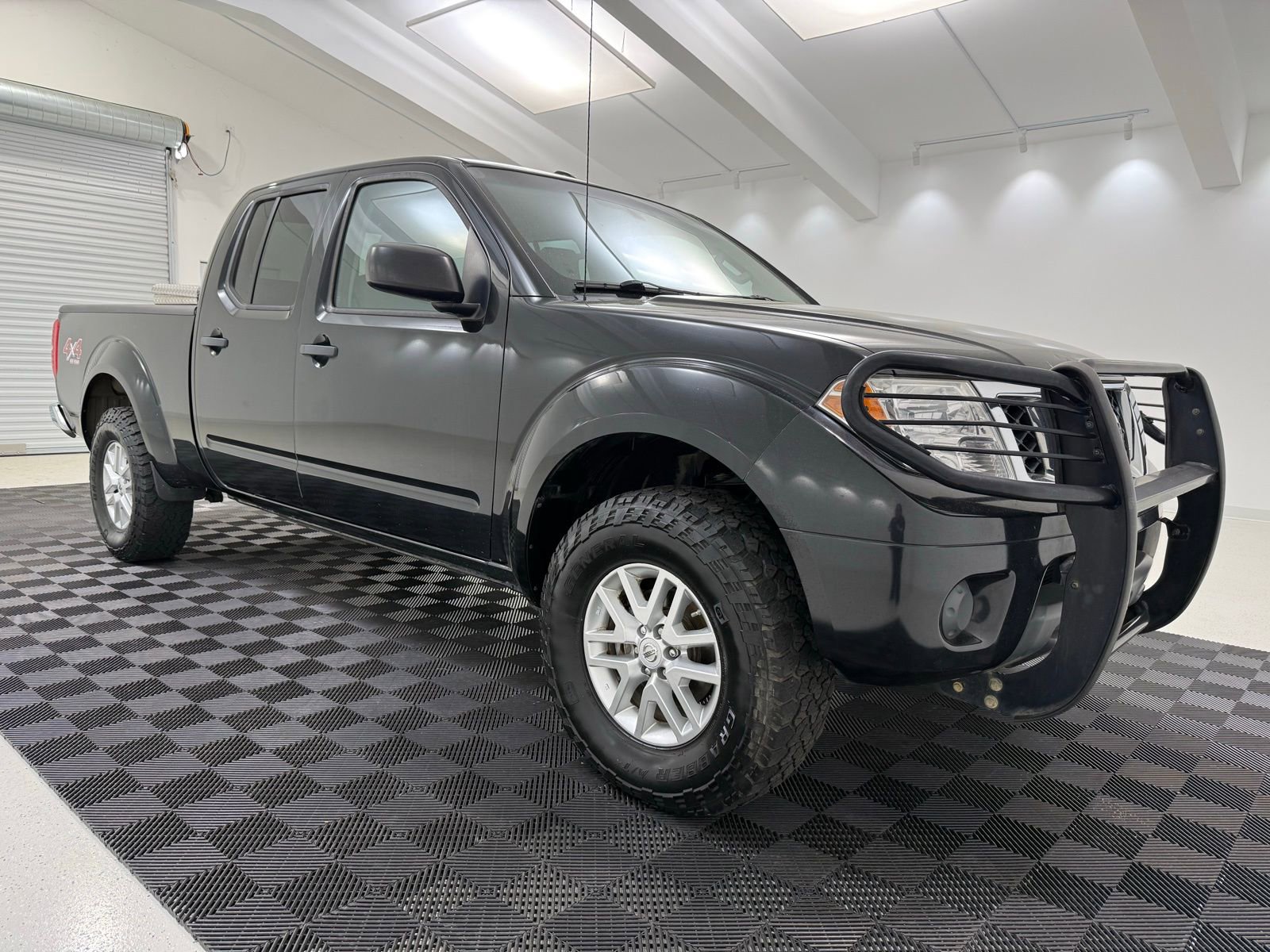 Used 2016 Nissan Frontier SV image 1