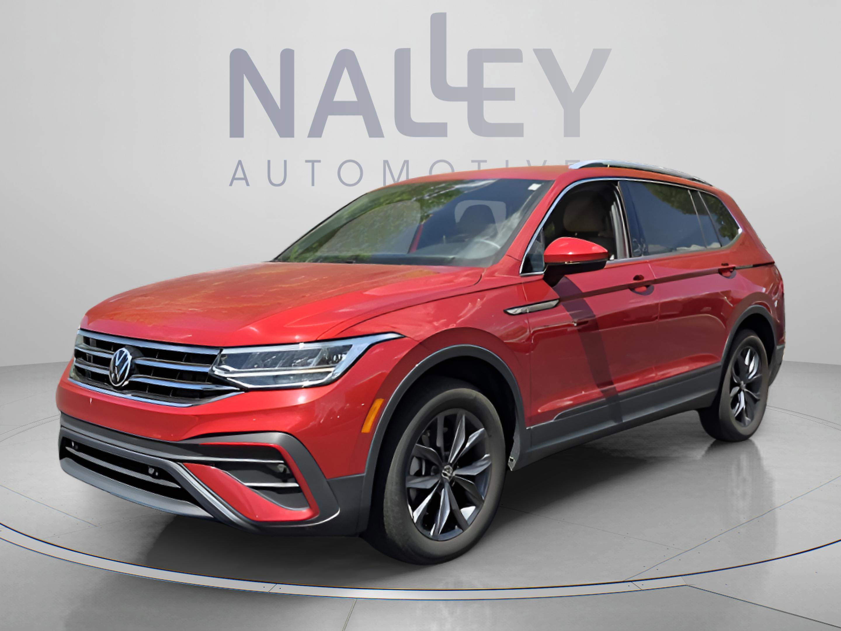 Used 2024 Volkswagen Tiguan SE FWD image 1