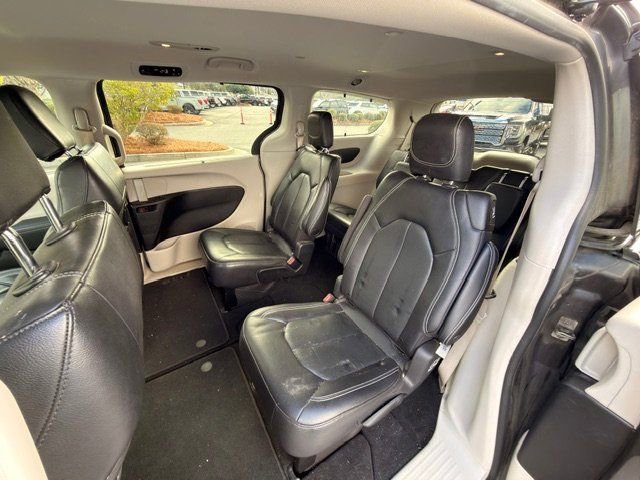 Used 2022 Chrysler Pacifica Touring-L image 7