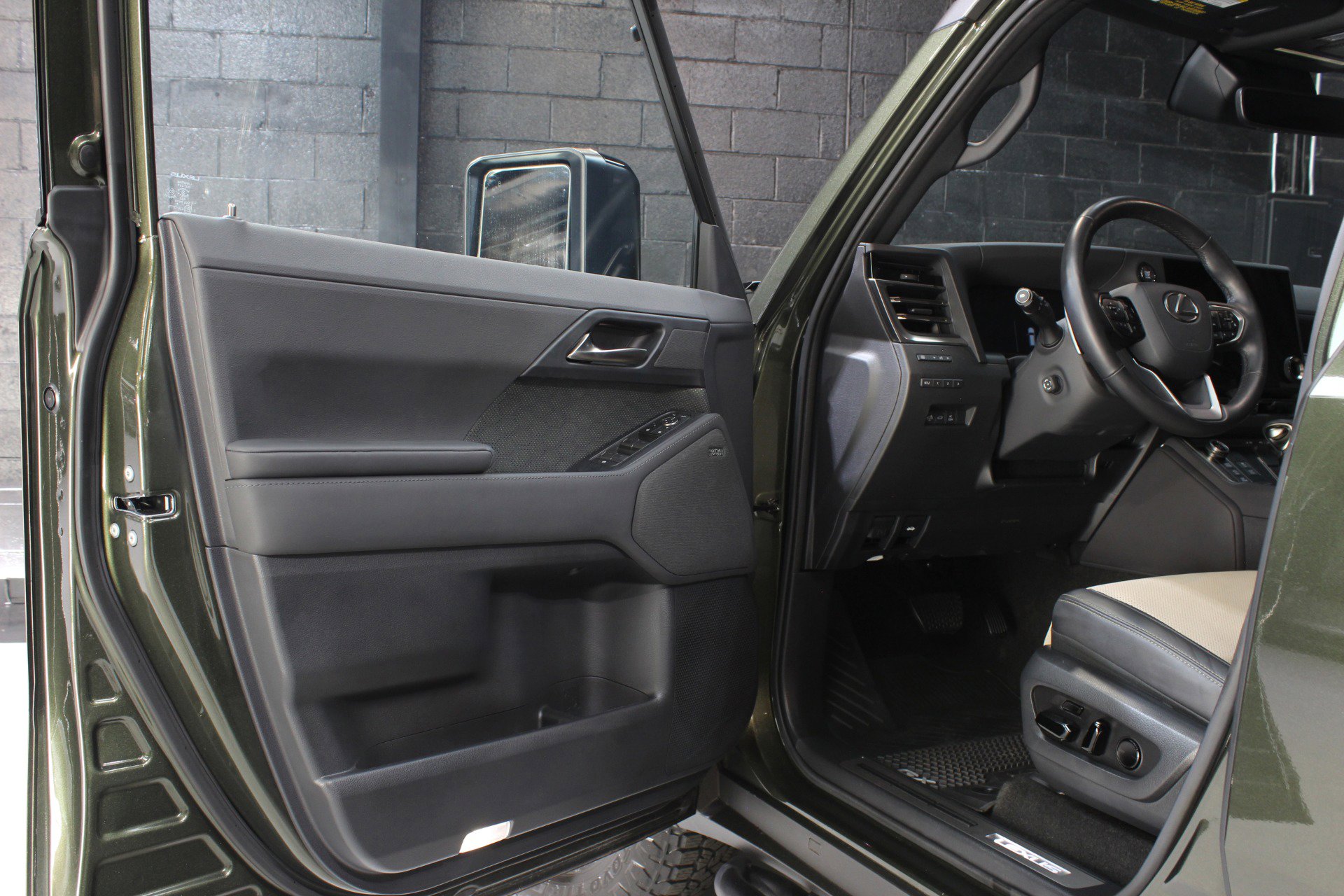 Used 2024 Lexus GX 550 image 24