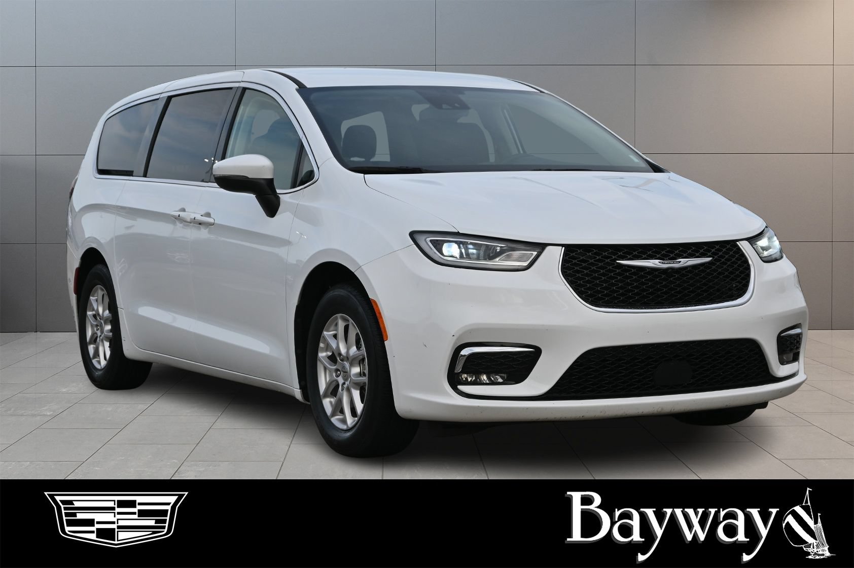 Used 2023 Chrysler Pacifica Touring-L FWD image 4