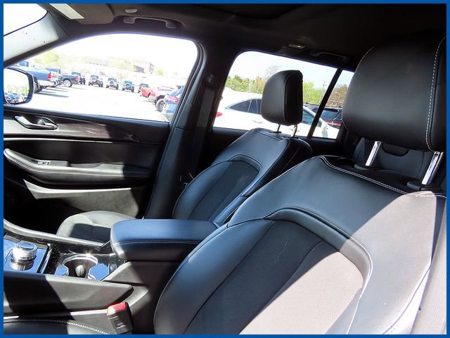 Used 2023 Jeep Grand Cherokee Altitude AWD/4WD image 13
