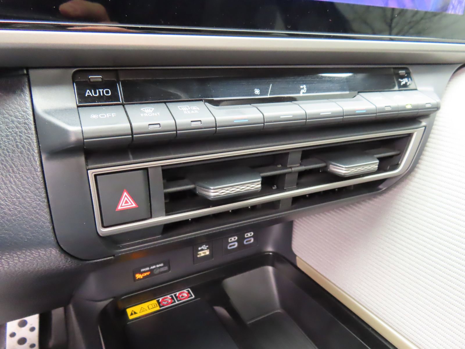 Used 2025 Toyota Camry SE w/ Multimedia Upgrade Package image 25