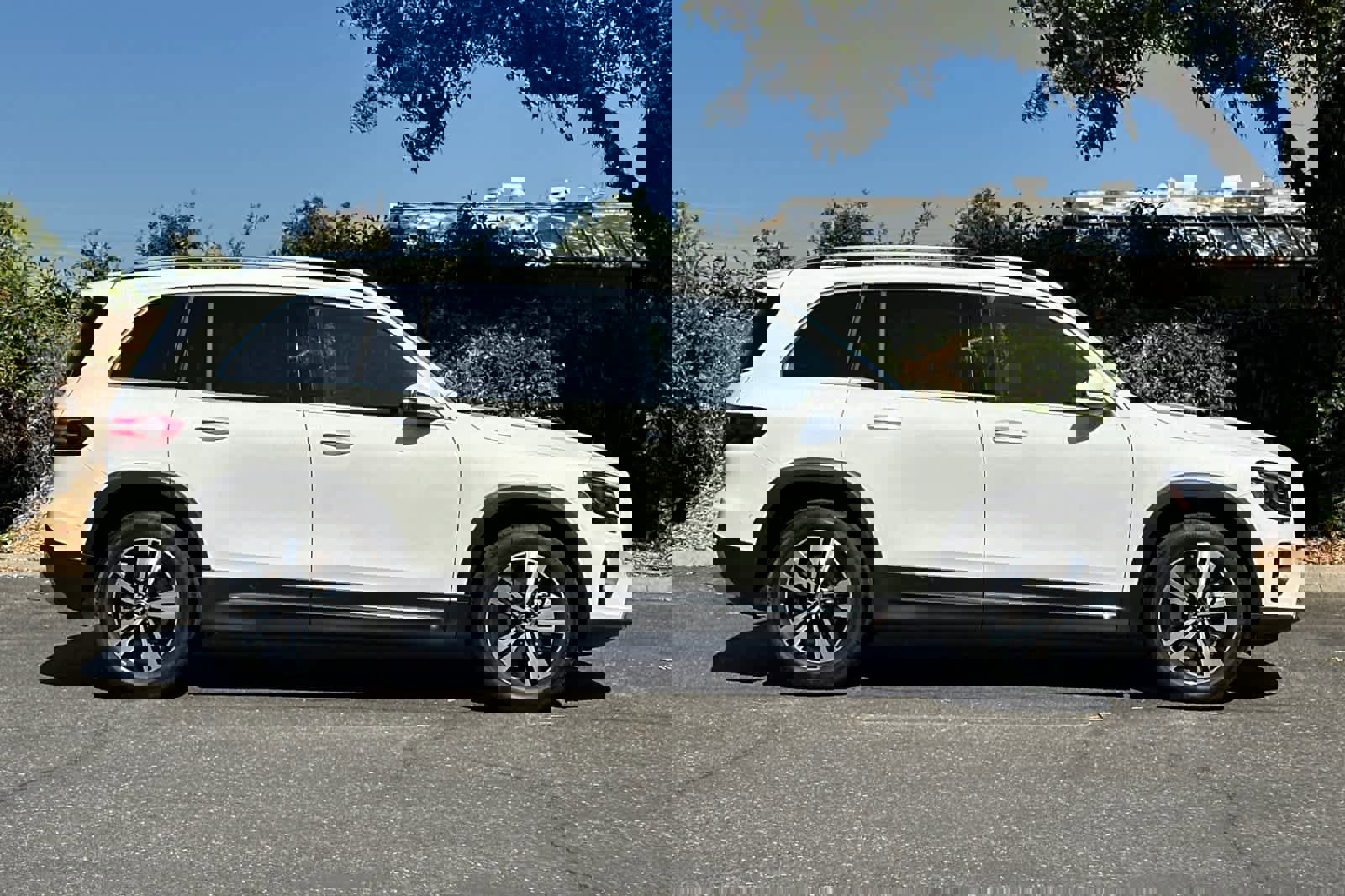 New 2025 Mercedes-Benz GLB 250 image 2