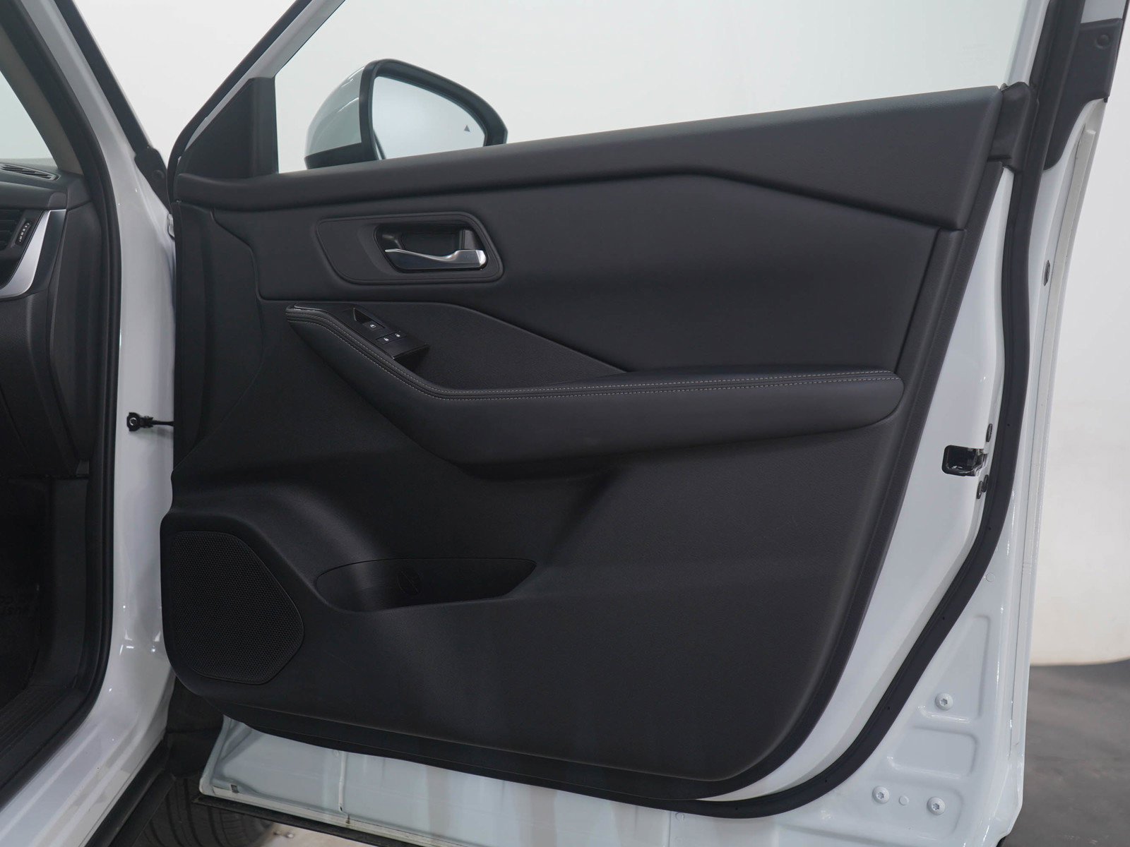 Used 2025 Nissan Rogue SV image 9