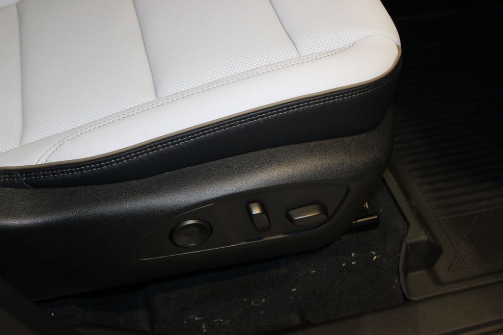 New 2026 Chevrolet Traverse High Country w/ LPO, Floor Liner Package image 18