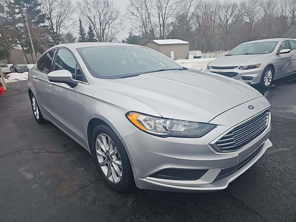 Used 2017 Ford Fusion SE w/ Fusion SE Technology Package image 2