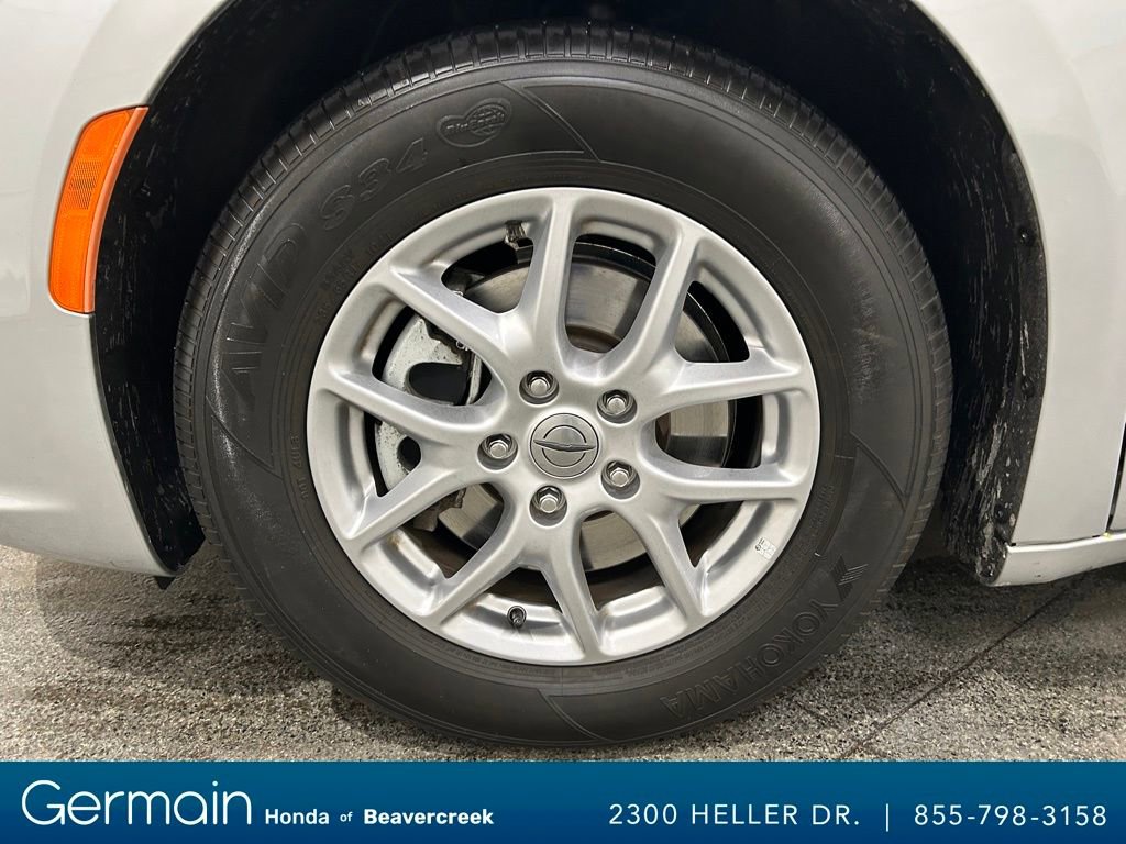 Used 2023 Chrysler Pacifica Touring-L image 15