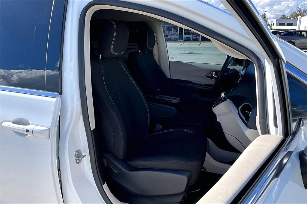Certified 2023 Chrysler Voyager LX image 8