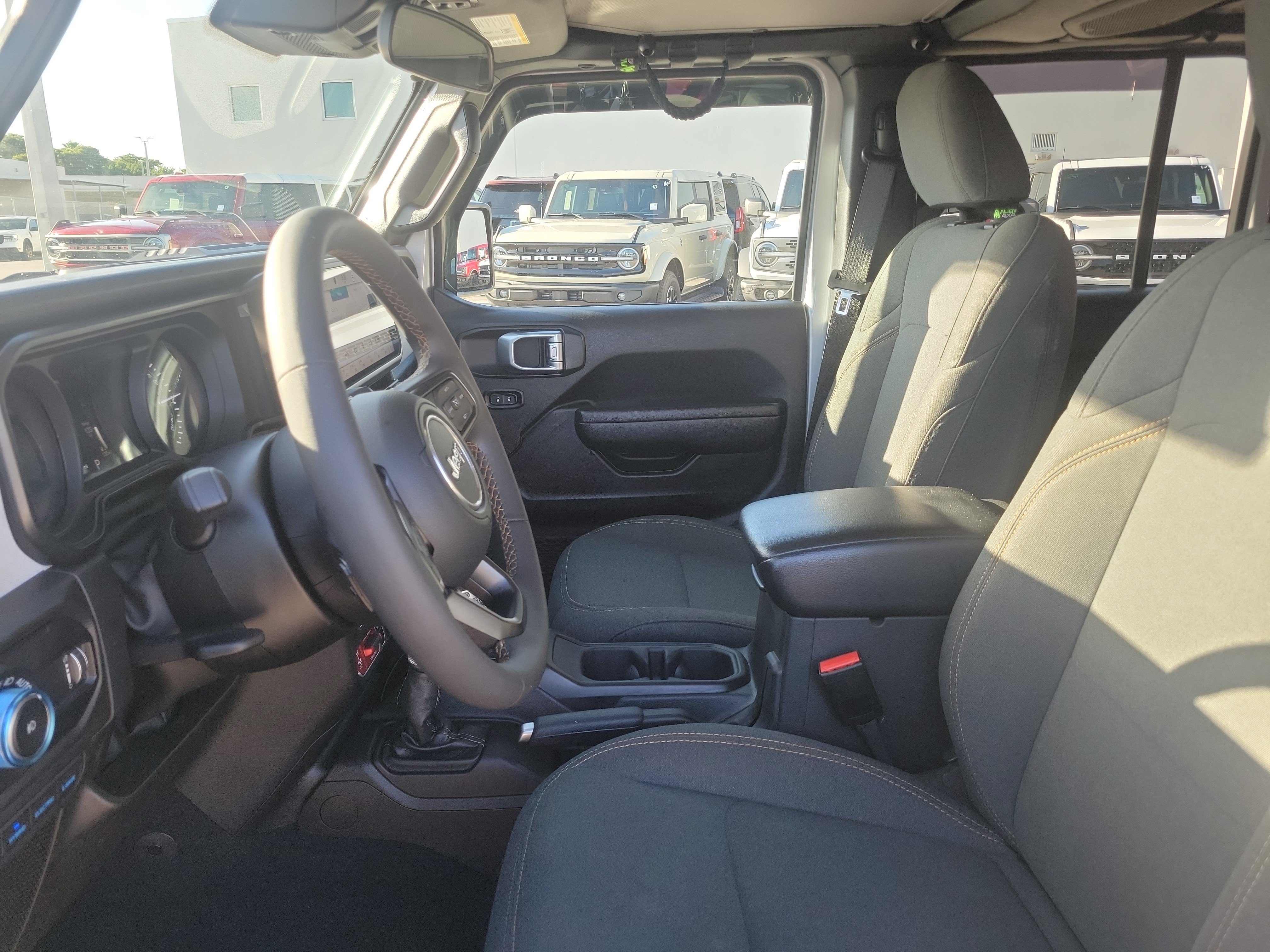 Used 2024 Jeep Wrangler Unlimited AWD/4WD image 9