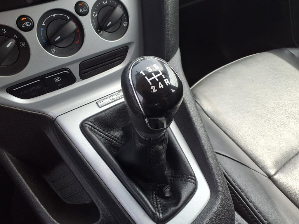 Used 2013 Ford Focus SE FWD image 24