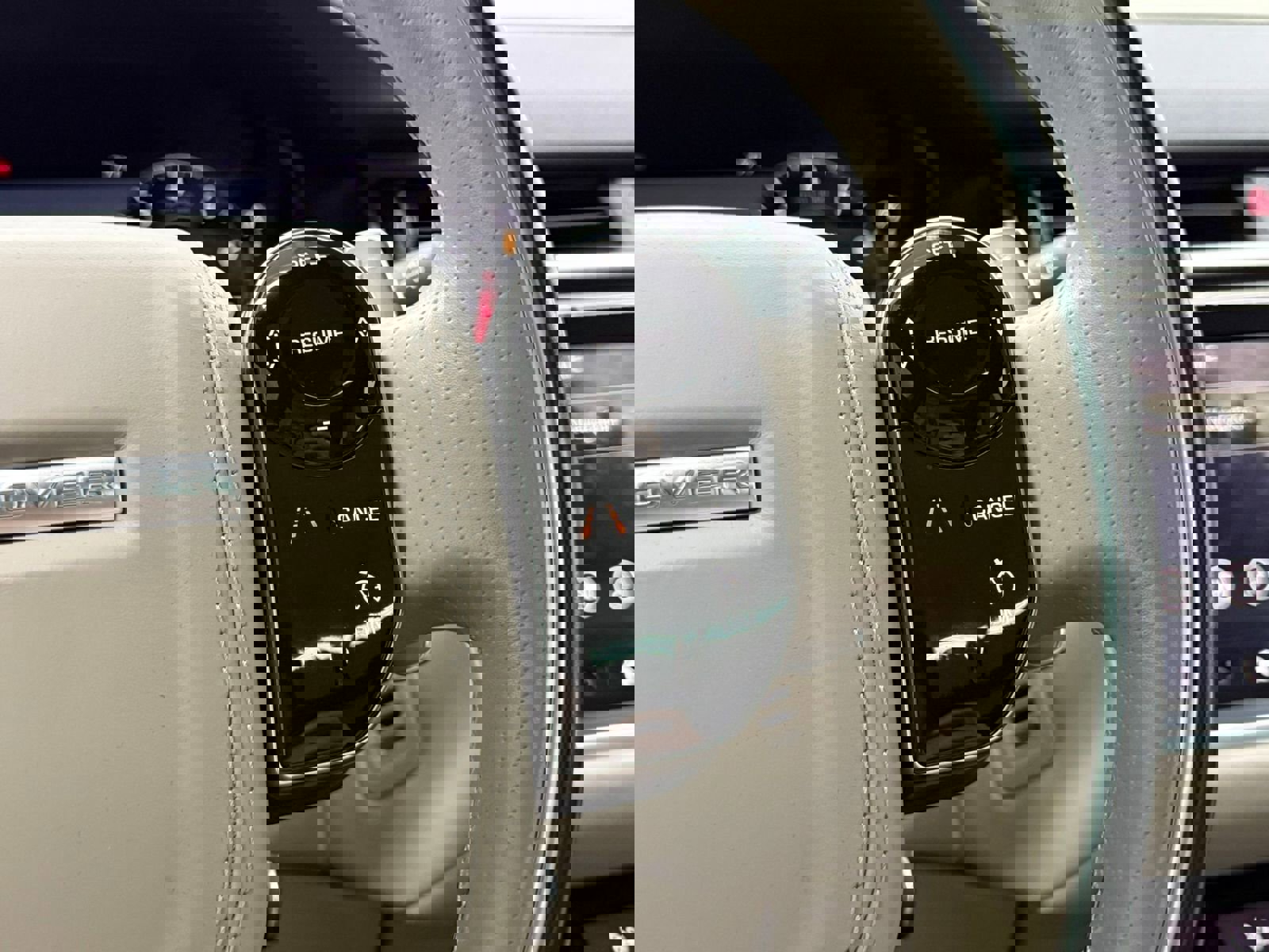 Used 2019 Land Rover Range Rover Velar R-Dynamic HSE image 18