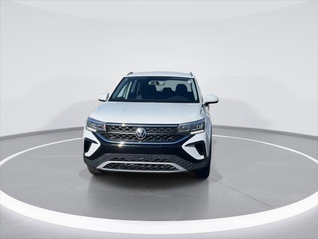 Certified 2022 Volkswagen Taos SE image 3