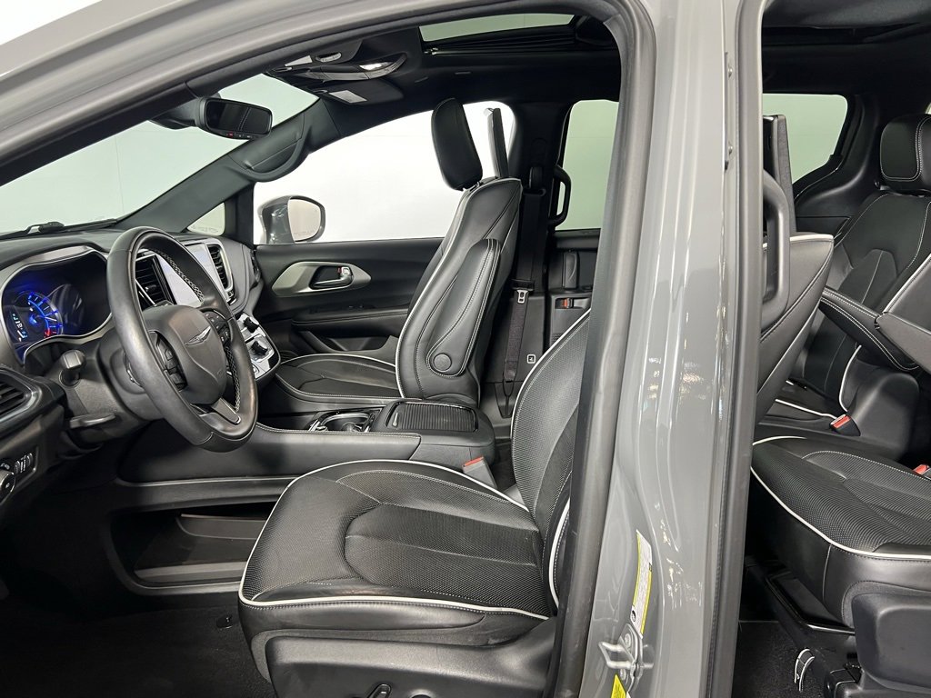 Used 2022 Chrysler Pacifica Limited w/ Uconnect Theater Family Group image 24