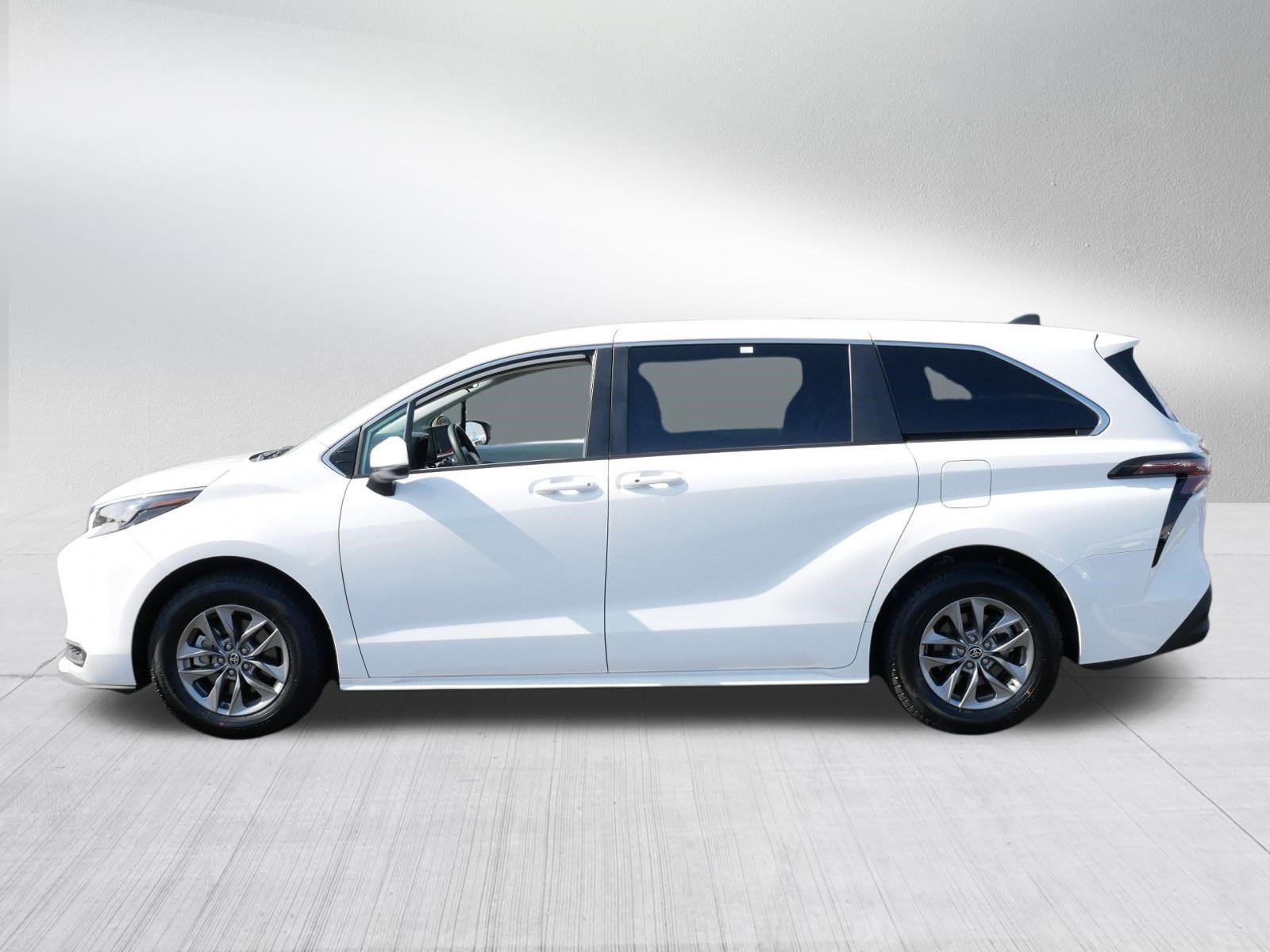 Certified 2025 Toyota Sienna LE FWD image 4