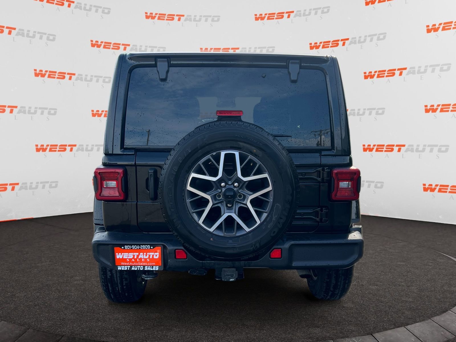 Used 2024 Jeep Wrangler Sahara image 4