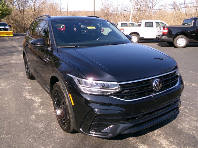 Used 2023 Volkswagen Tiguan SE R-Line image 2