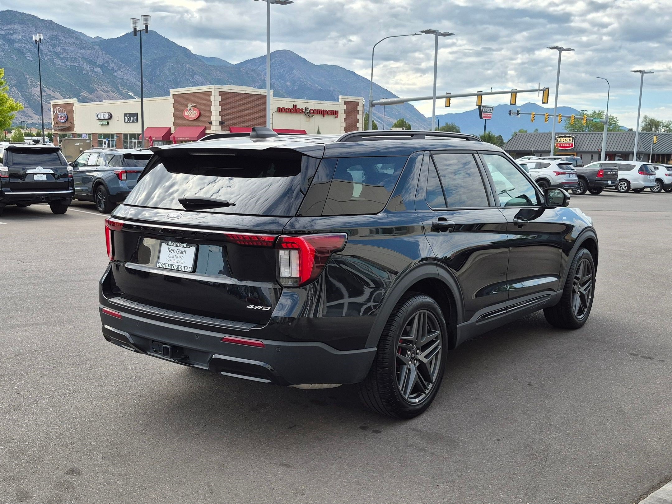 Used 2025 Ford Explorer ST-Line w/ ST-Line Street Pack AWD/4WD image 3