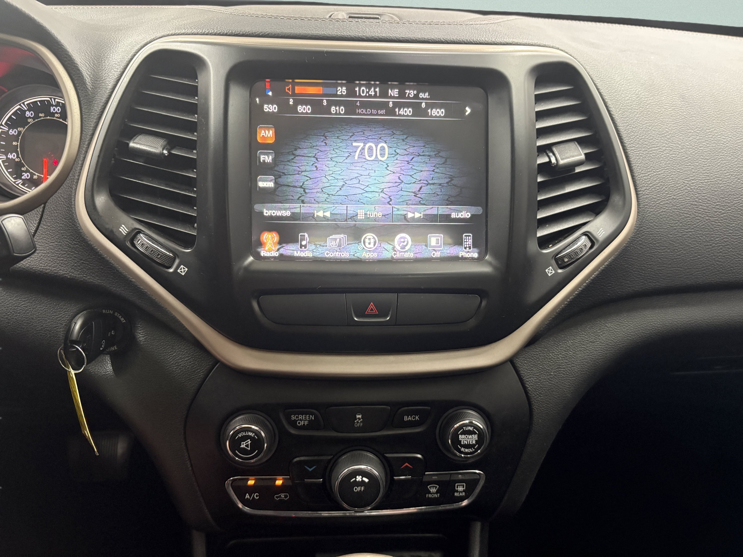 Used 2017 Jeep Cherokee Latitude w/ Cold Weather Group AWD/4WD image 13