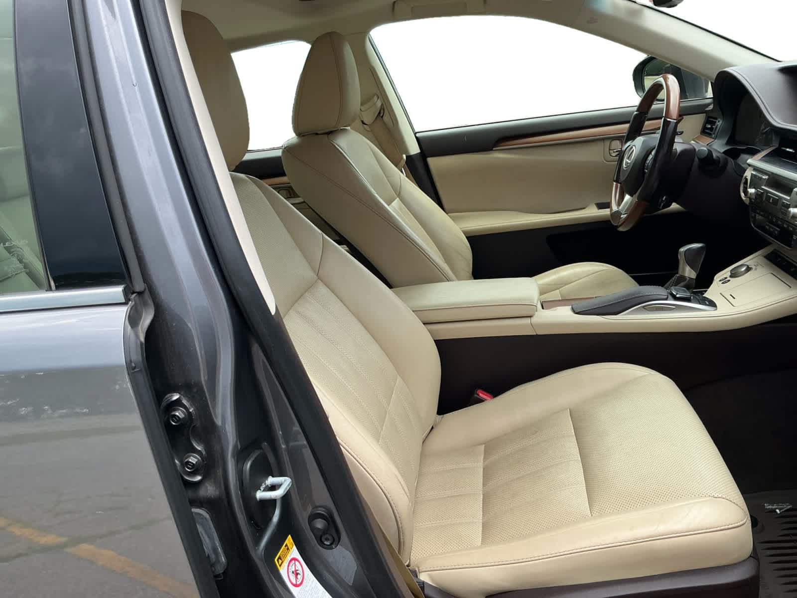Used 2016 Lexus ES 300h w/ Luxury Package w/Wood Trim FWD image 15