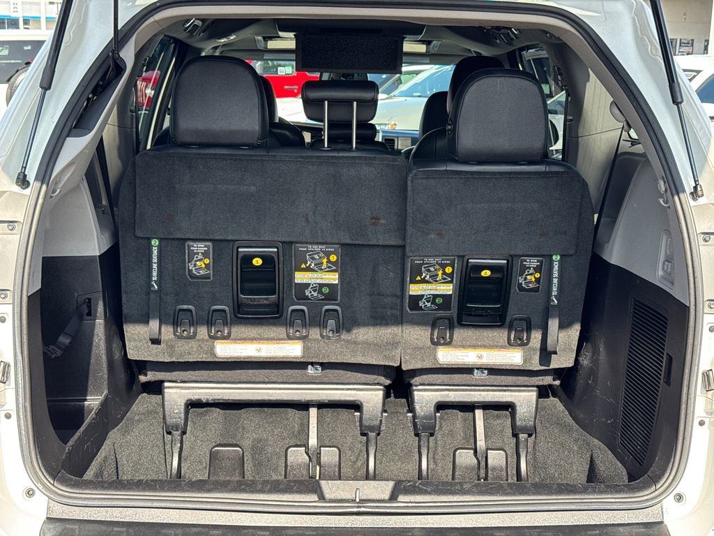 Used 2017 Toyota Sienna SE Premium image 8