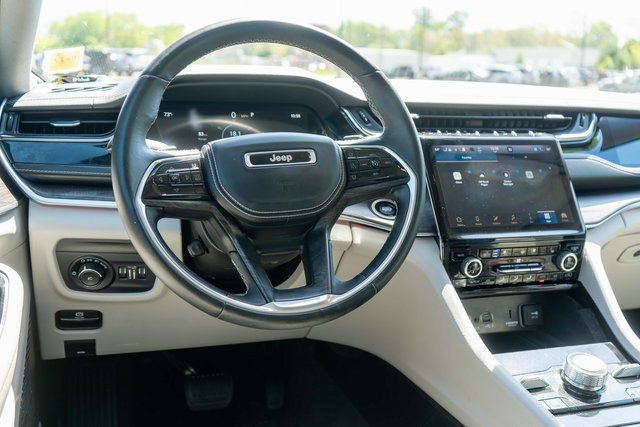 Used 2022 Jeep Grand Cherokee Overland AWD/4WD image 15