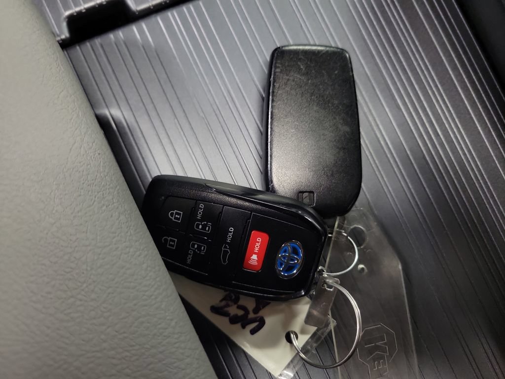 Used 2025 Toyota Sienna XLE w/ XLE Plus Package FWD image 15