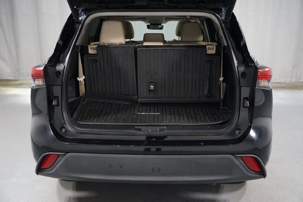 Used 2020 Toyota Highlander XLE FWD image 35
