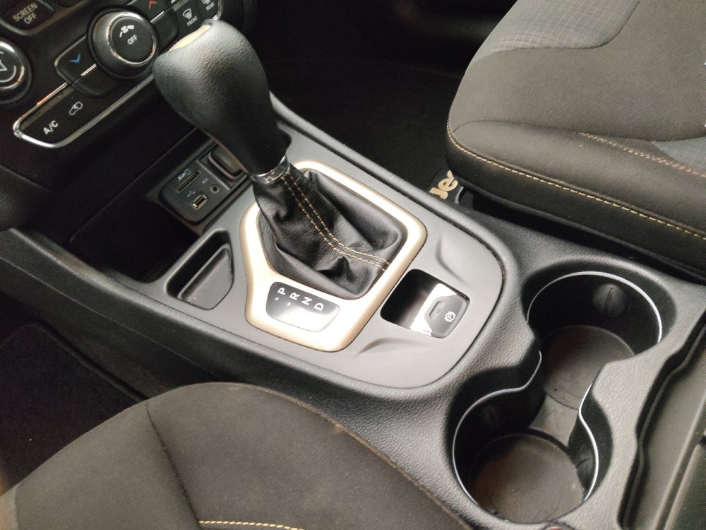 Used 2016 Jeep Cherokee Latitude FWD image 26