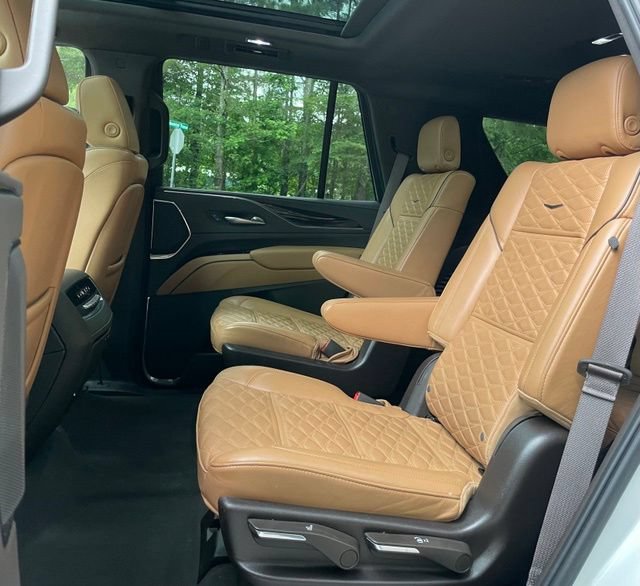 Used 2022 Cadillac Escalade Premium Luxury AWD/4WD image 16