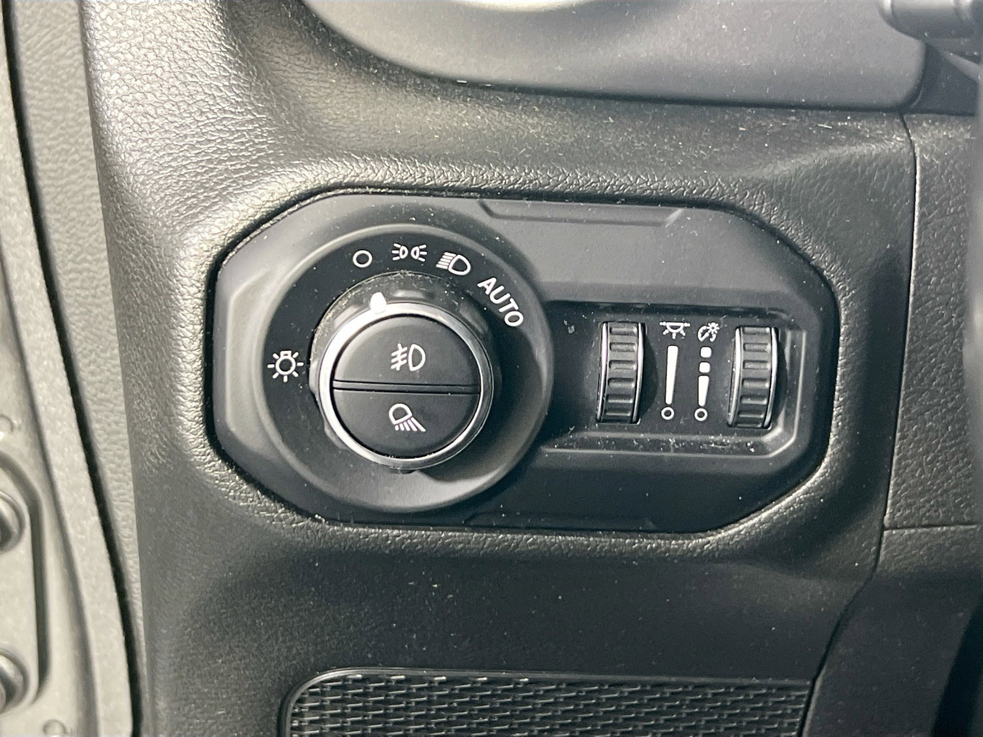 Used 2022 Jeep Gladiator Willys AWD/4WD image 10