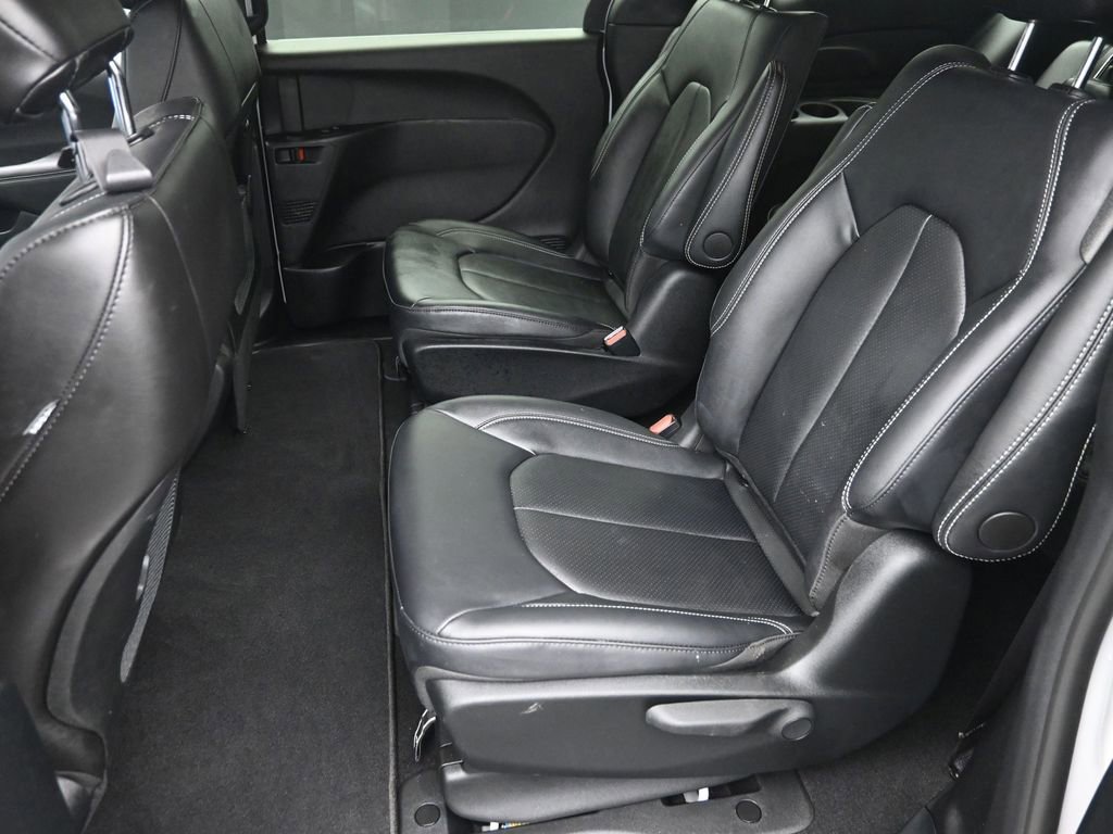 Used 2025 Chrysler Pacifica Select image 14
