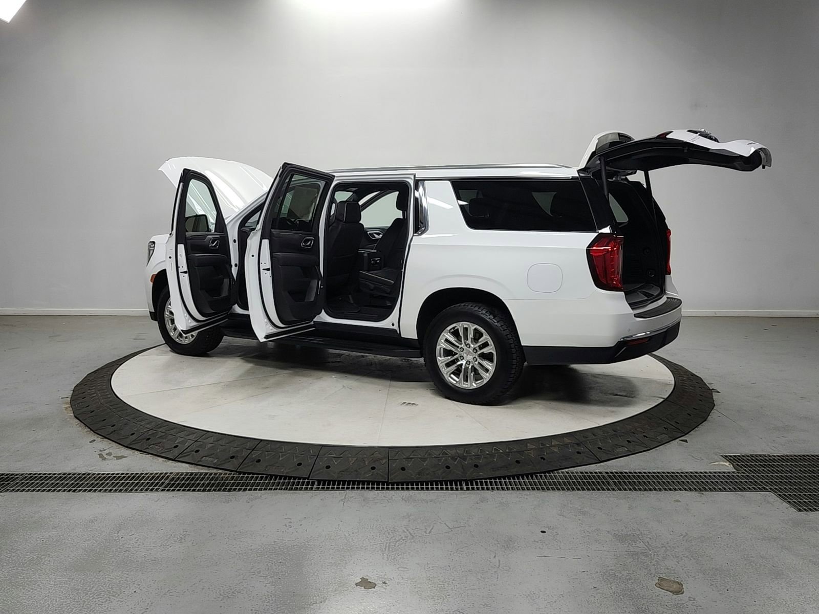 Used 2024 GMC Yukon XL SLT image 13