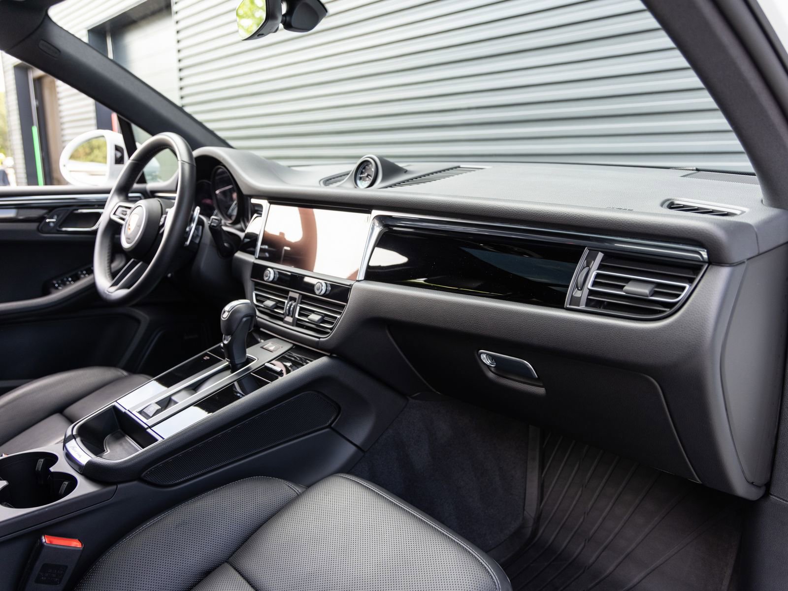 Certified 2025 Porsche Macan AWD/4WD image 35