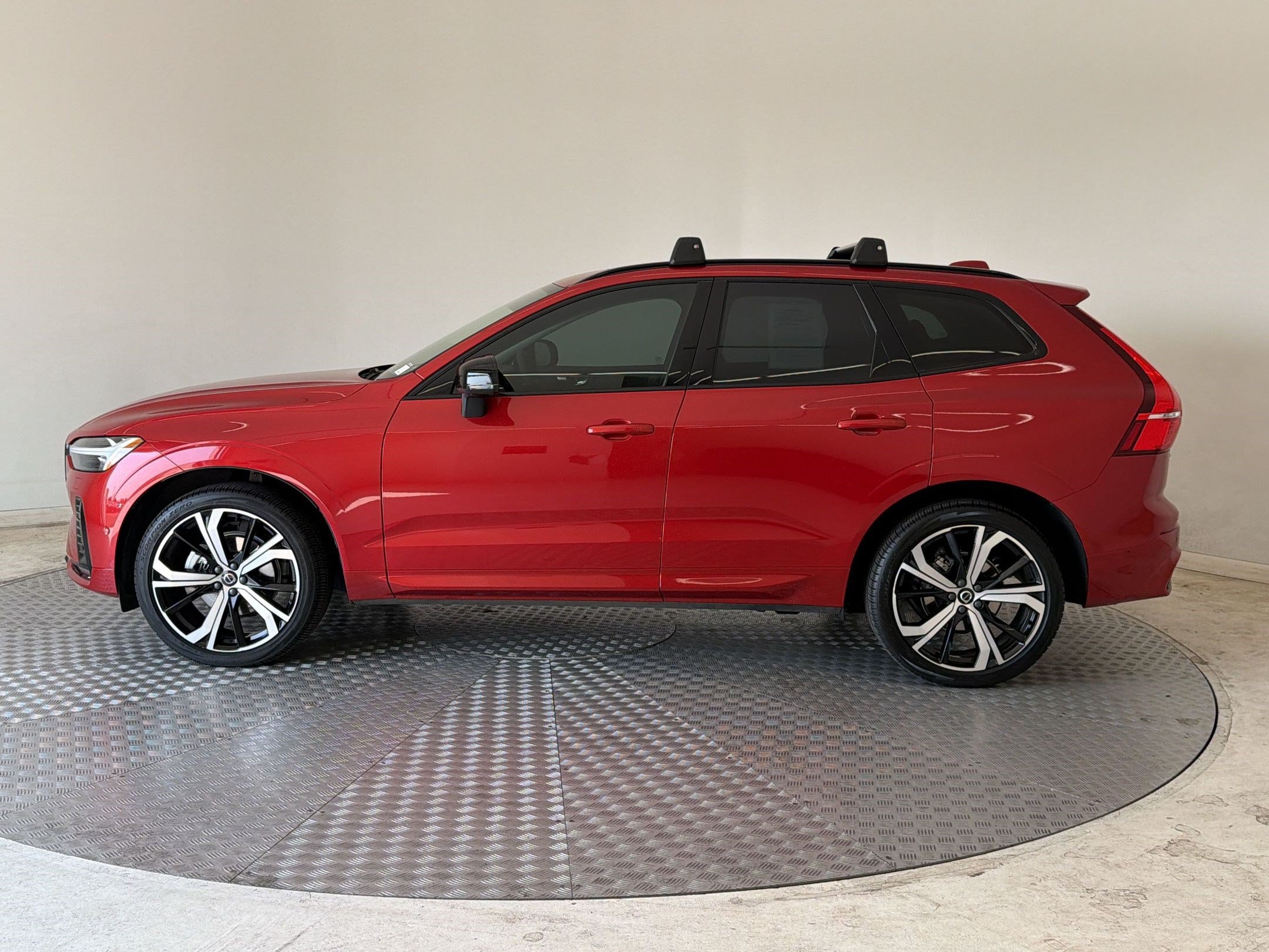 Used 2024 Volvo XC60 B5 Ultimate w/ Protection Package Premier AWD/4WD image 2
