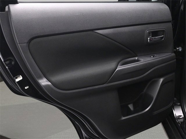 Used 2018 Mitsubishi Outlander SE image 12