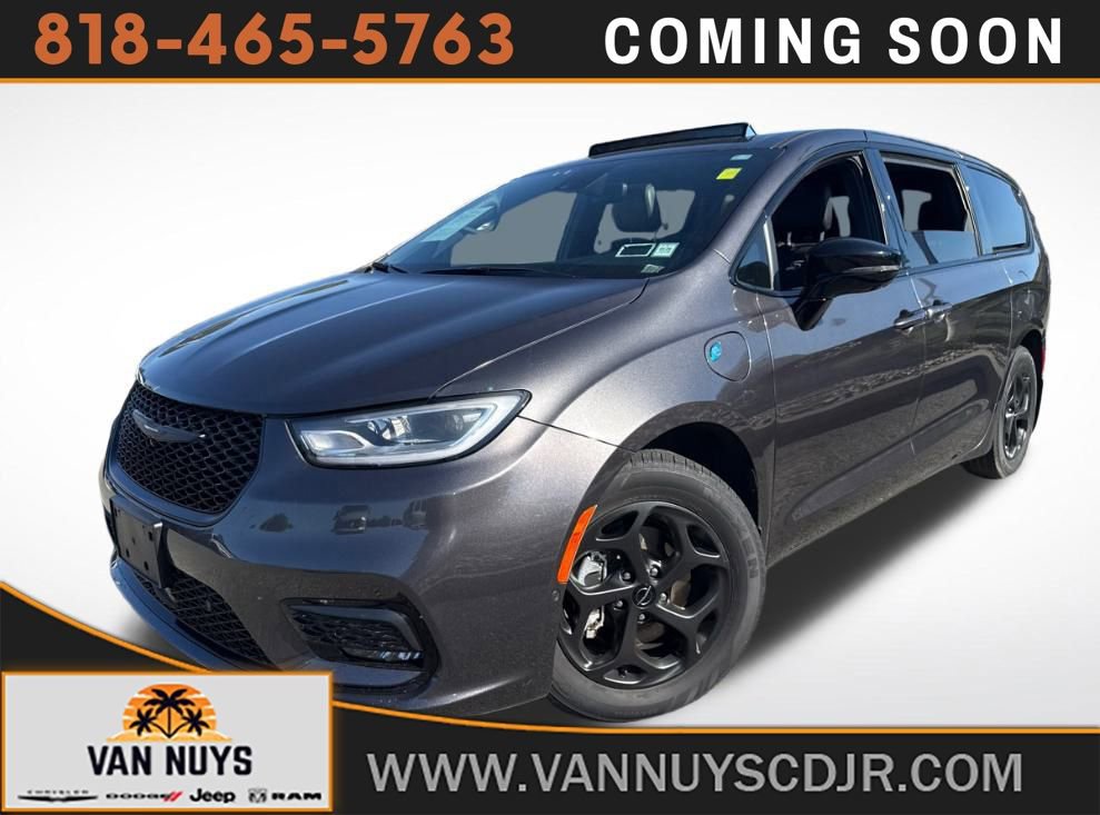 Used 2023 Chrysler Pacifica Limited w/ Uconnect Theater Family Group
