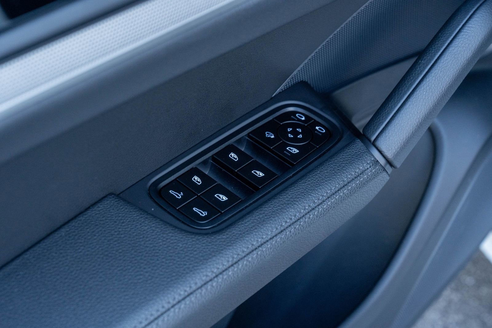 Certified 2025 Porsche Cayenne image 21