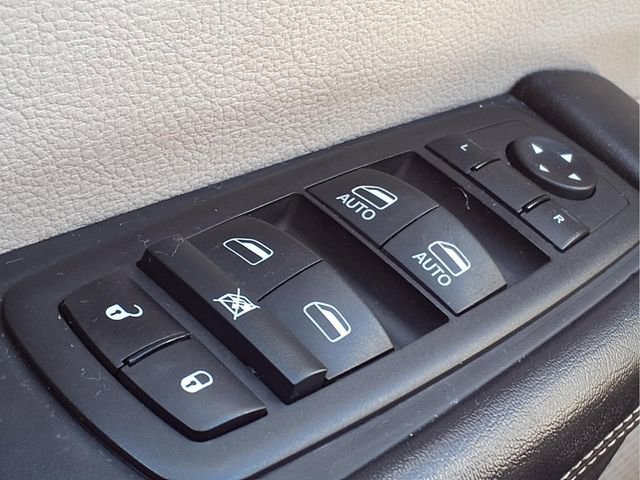 Used 2024 Chrysler Pacifica Touring-L image 23