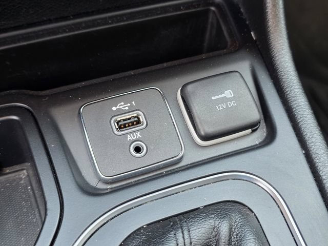 Used 2019 Jeep Cherokee Latitude Plus w/ Comfort/Convenience Group FWD image 28