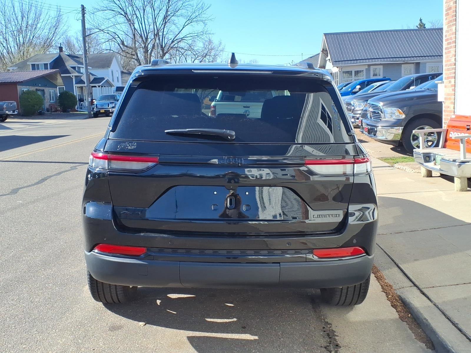 Used 2025 Jeep Grand Cherokee Limited w/ Black Appearance Package AWD/4WD image 6