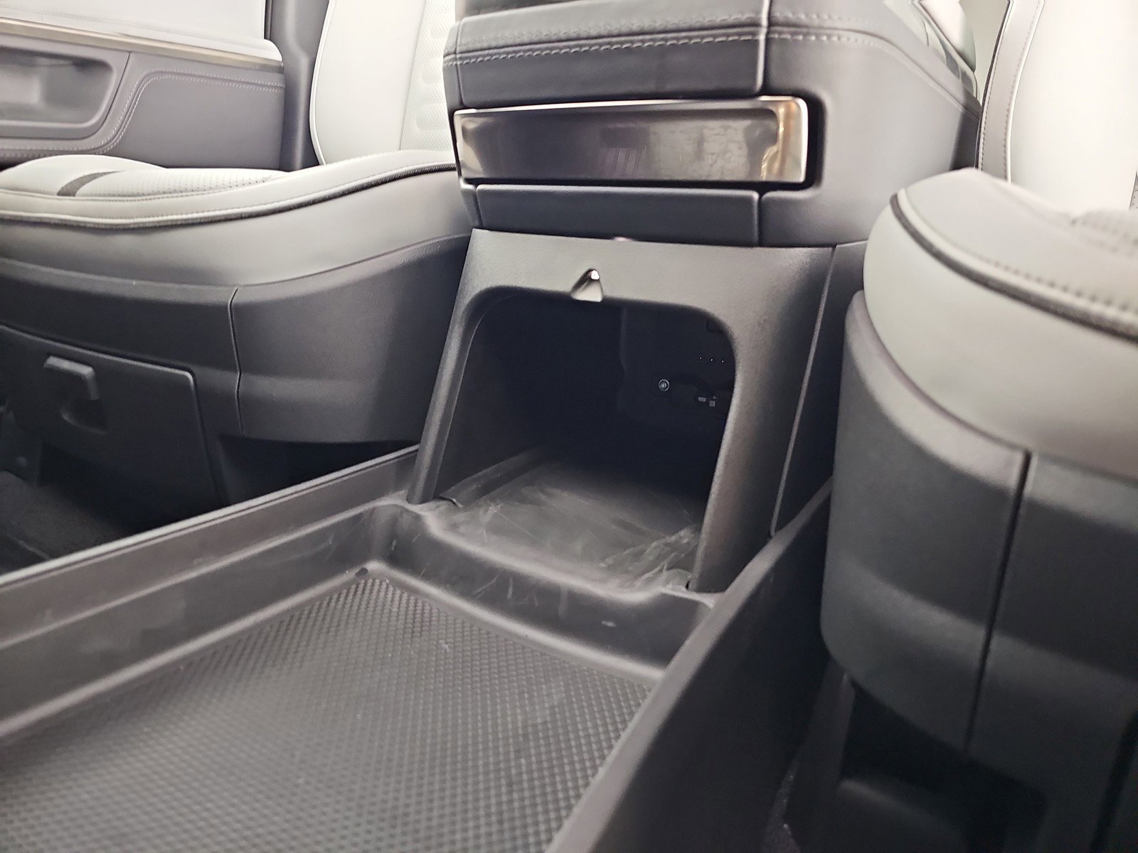 Used 2024 Rivian R1S Adventure image 33